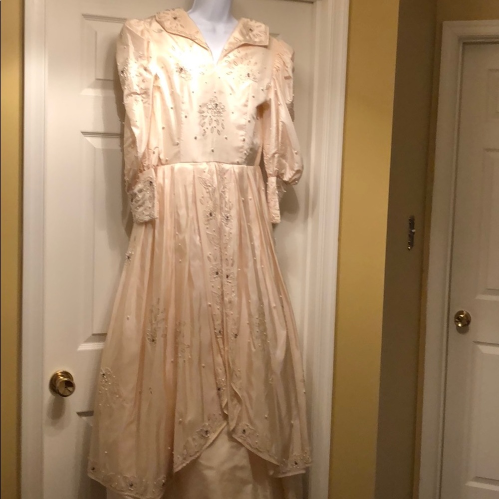 Beautiful Gown With Multiple Linings - image 2